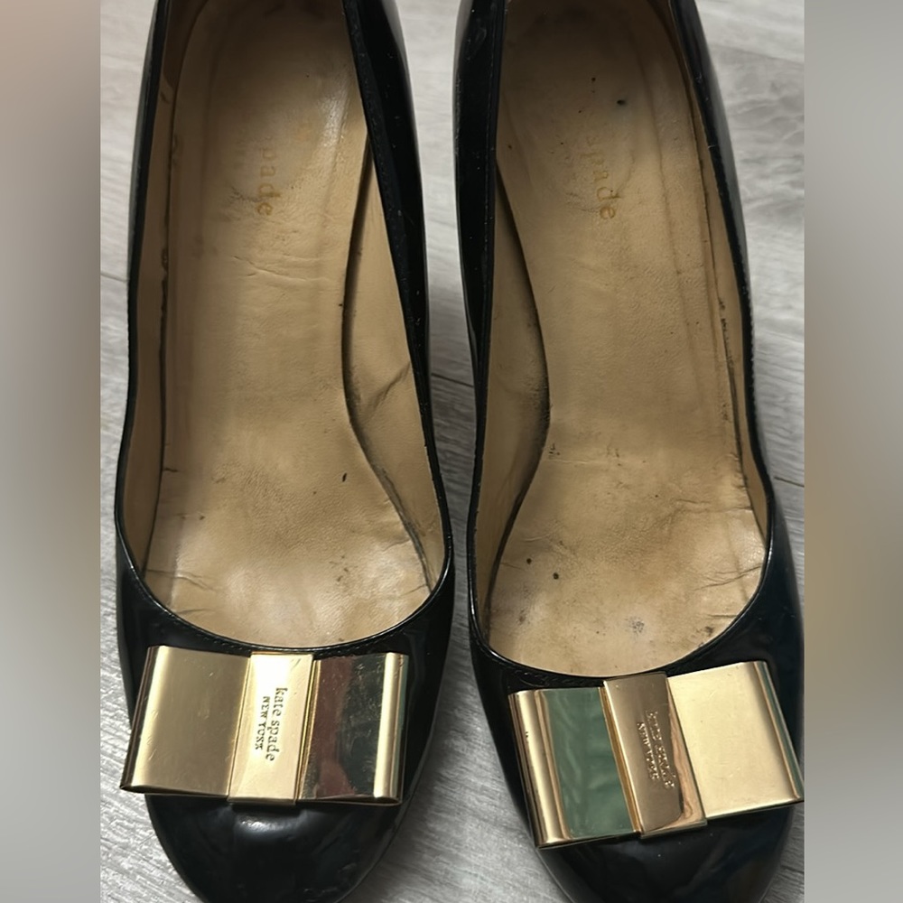 Kate spade black pump gold bow